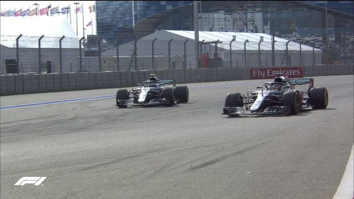 Momen saat Valtteri Bottas (kiri) memberi jalan Lewis Hamilton di sirkuit Sochi, Rusia
