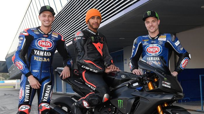 Lewis Hamilton (tengah) diapit Michael van der Mark (kiri) dan Alex Lowes (kanan) saat jajal motor Y