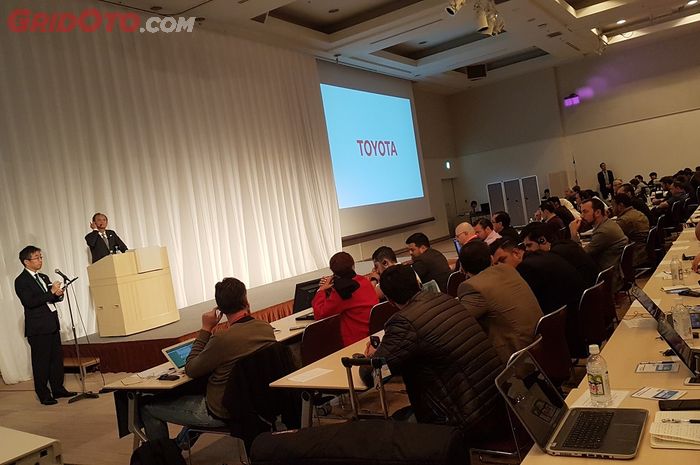 Toyota menggelar konferensi pers mengenai perkembangan mobil listrik dan teknologi berkendara otomatis yang sedang dikemabangkan di Yokohama, Jepang