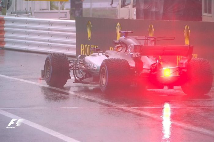 Lewis Hamilton membukukan waktu tercepat dalam kondisi trek basah di Suzuka