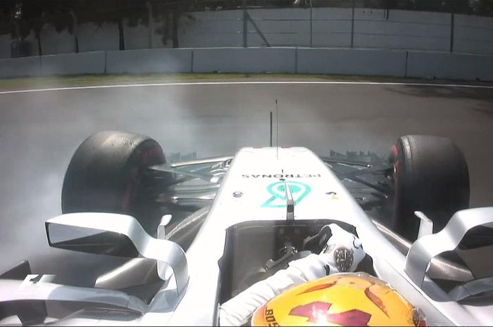 Lewis Hamilton sempat mengalami masalah ketika mobilnya melintir di tikungan 11