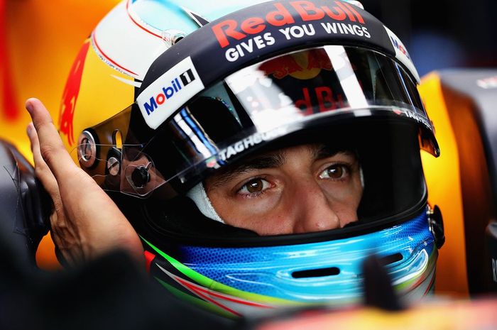 Daniel Ricciardo menjadi pembalap papan atas yang posisi startnya dimundurkan di GP F1 Brasil, dari urutan 5 ke posisi 14