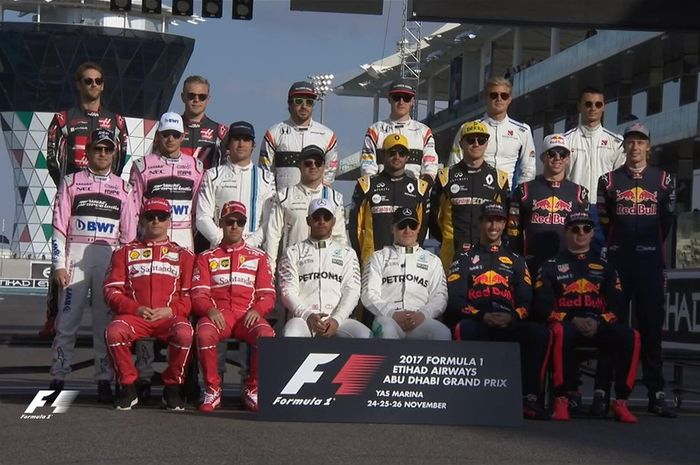 Pembalap saat foto bareng di ronde penutup musim 2017 di GP F1 Abu Dhabi, tahun depan tidak ada lagi Felipe Massa (keempat dari kiri, berdiri di barisan tengah)