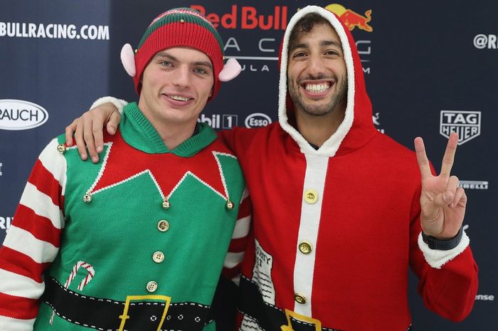 Daniel Ricciardo (kanan) dan rekan setimnya Max Verstappen siap-siap merayakan Hari Natal 2017
