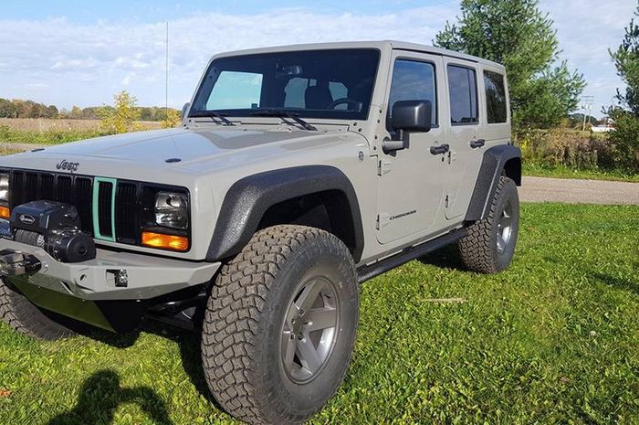 Jeep Wrangler JKU pakai topeng Cherokee XJ