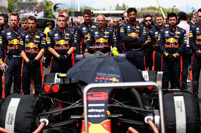 Kru tim Red Bull menjelang start di GP F1 Spanyol