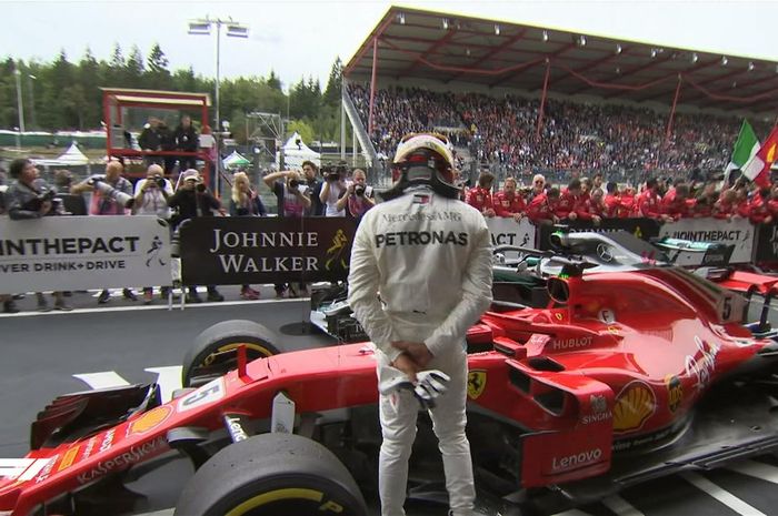 Dikalahkan seteru beratnya di GP F1 Belgia, usai lomba Lewis Hamilton mengamati mobil Ferrari yang dikemudikan Sebastian Vettel