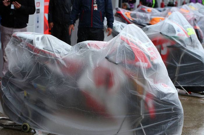 Motor MotoGP ditutup agar tidak kena air hujan