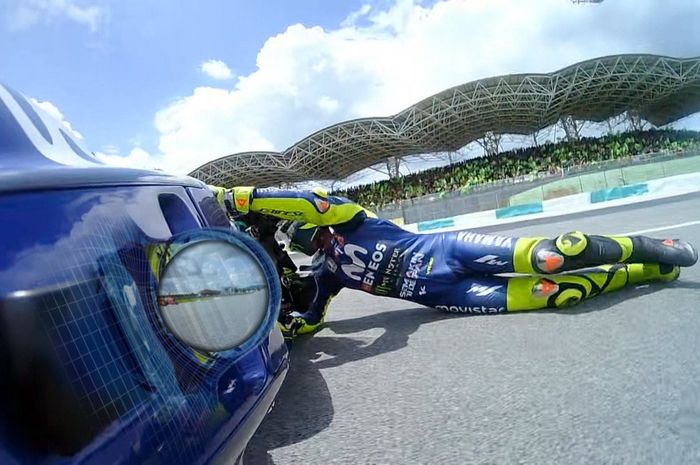 Valentino Rossi crash di MotoGP Malaysia 2018