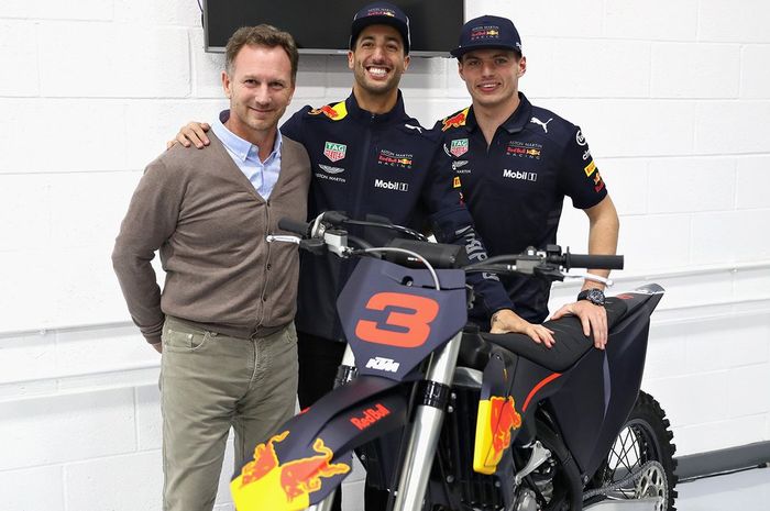 Bos tim Red Bull Christian Horner pada sebuah acara terakhir bersama Daniel Ricciardo dan Max Verstappen