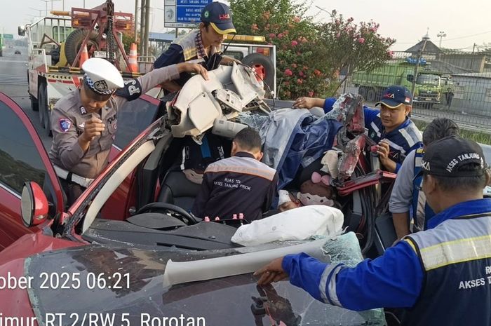 Mitsubishi Outlander Sport terkoyak hebat di Tol Rorotan. Tragedi bermula dari sopir