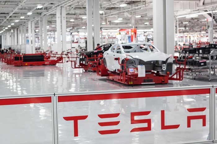 pabrik perakita moibl listrik Tesla