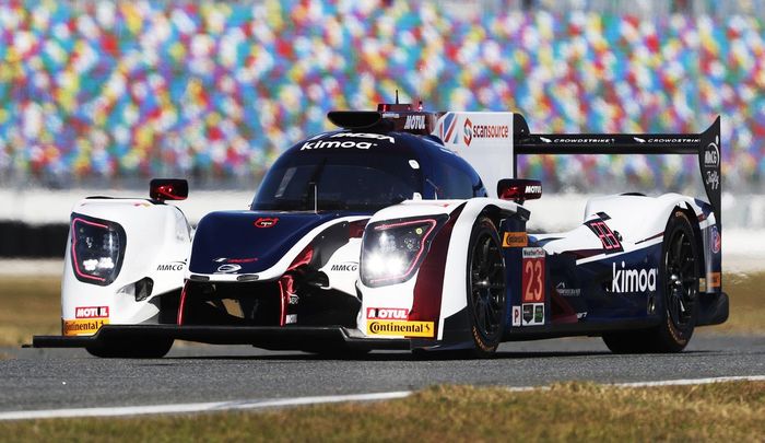 Satu mobil dikendarai tiga pembalap secara bergantian selama 24 jam balapan berlangsung