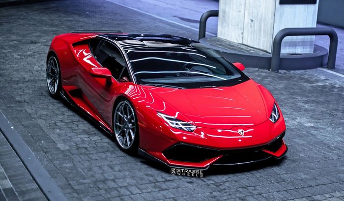 Skema car Rosso Corsa membalut seluruh bodi Lamborghini Huracan