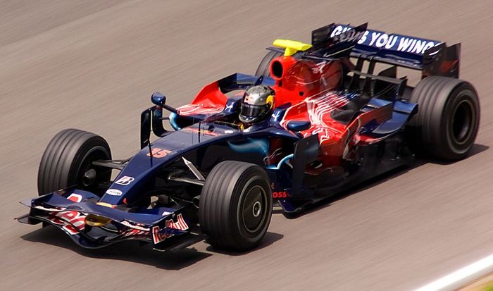 Mobil Toro Rosso STR3 yang diberinama Julie ini, mengantar Sebastian Vettel pertama kali menang balap F1 yatu pada 2008