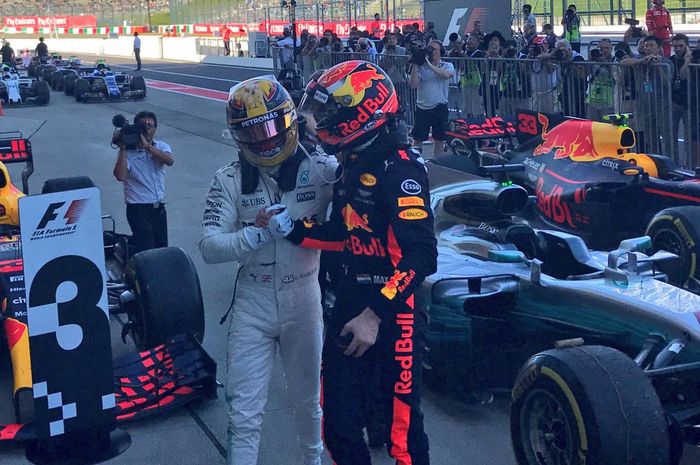 Lewis Hamilton memenangkan pertarungan balap F1 Jepang dengan pembalap Red Bull Max Vertsppen