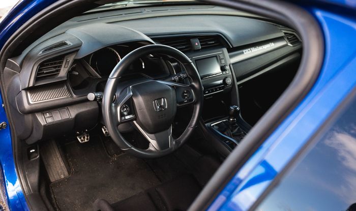 Area dasbor Honda Civic Hatchback Turbo masih terlihat standar pabrik