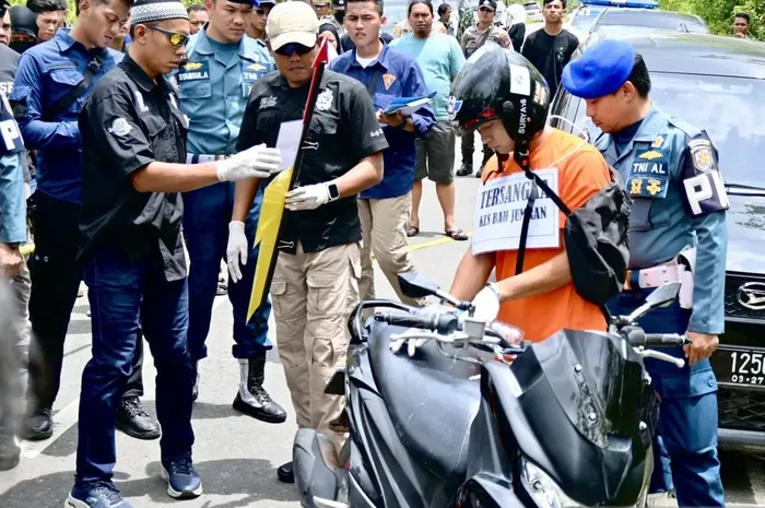 Rekonstruksi adegan Oknum TNI AL Kelasi Jumran membunuh jurnalis wanita bernama Juwita di dalam Daihatsu Xenia dan Yamaha FreeGo di Banjarbaru, Kalimantan Selatan