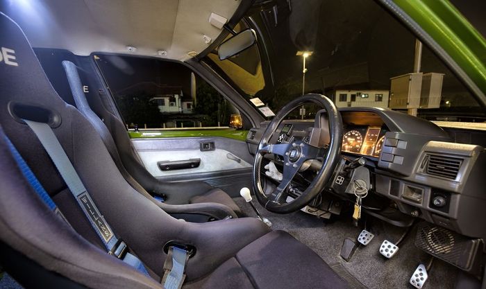 Tampilan kabin modifikasi Toyota Starlet kotak bergaya racing