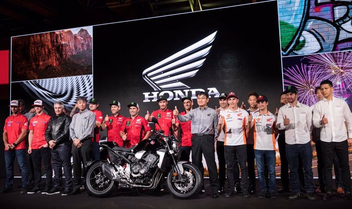 Mantan juara dunia GP500 Mick Doohan (ketiga dari kiri) dan pembalap MotoGP Marc Marquez, Dani Pedrosa, Cal Crutchlow di bagian kanan saat foto bareng dengan sejumlah pembalap yang menggunakan motor Honda