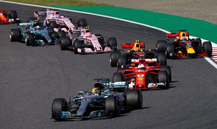 Selain pembalap tim Ferrari dan Red Bull, Lewis Hamilton juga mewaspadai pembalap tim McLaren di musim F1 2018