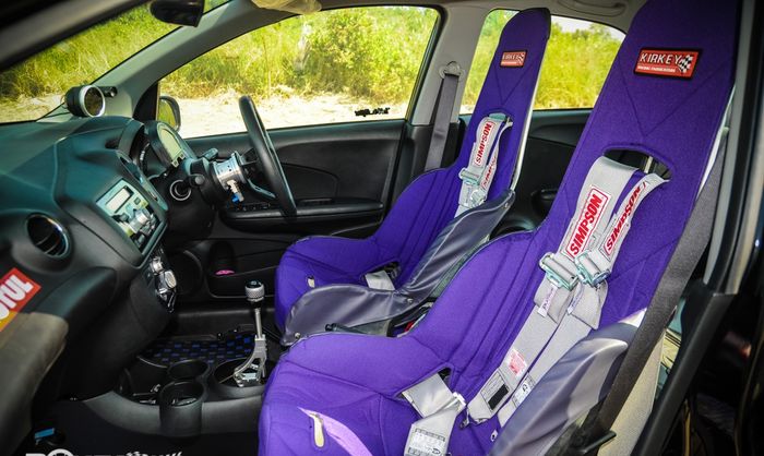 Sepasang jok bucket warna ungu dari Kirkey di kabin Honda Brio lawas