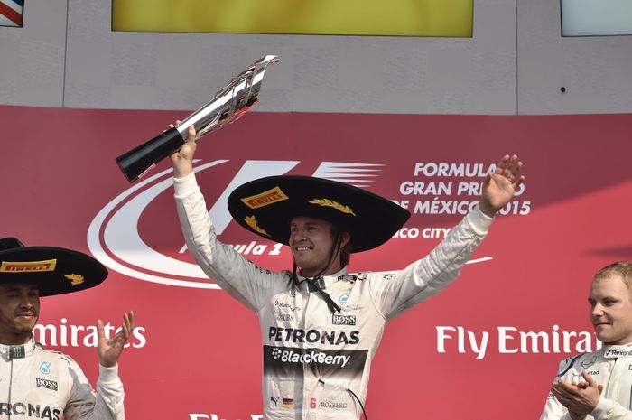 Nico Rosberg (tengah) saat memenangkan GP F1 Meksiko tahun lalu setelah mengalahkan rekan setimnya Lewis Hamilton (kiri) disaksikan Valtteri Bottas