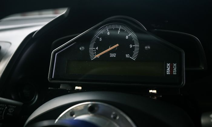 Stack Dash Display ST8100 ditambakan di kabin Mazda3