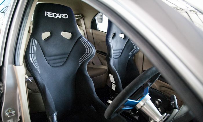 Tampilan kabin modifikasi Honda Brio lawas bermesin Civic Type R