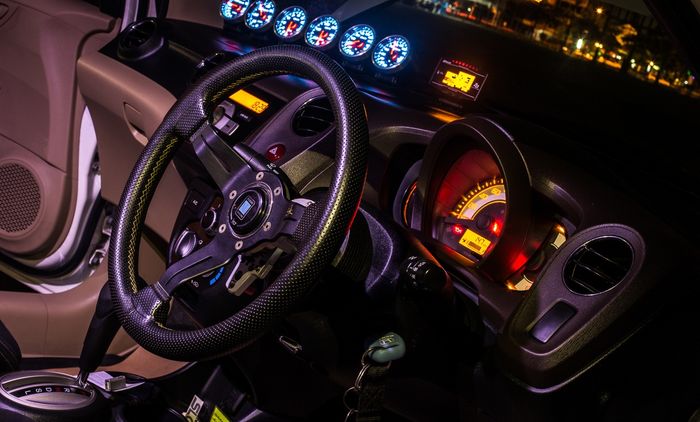 Setir Nardi dan indikator Defi di kabin modifikasi Honda Brio lawas