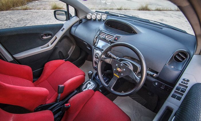 Tampilan kabin modifikasi Toyota Yaris bakpao beraura JDM