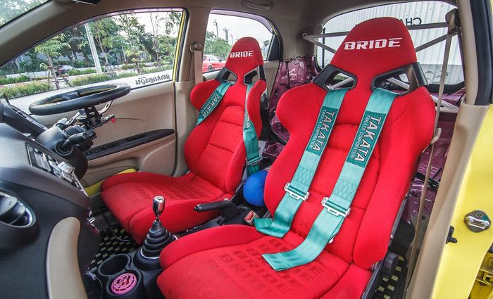 Tampilan kabin Honda Brio lama ini sarat aura racing