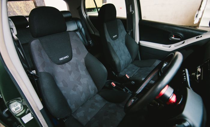 Sepasang jok depan Recaro Tena di kabin Toyota Yaris bakpao