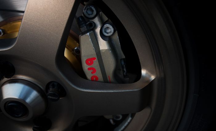 Kaliper Brembo tersimpan di dalam pelek TE37 yang dipakai Toyota Vios