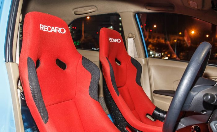 Sepasang jok jok lansiran Recaro warna dual-tone di kabin Honda Brio lawas ini