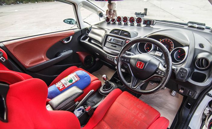 Tampilan kabin Honda Jazz GE8 juga dikemas apik bergaya sporty