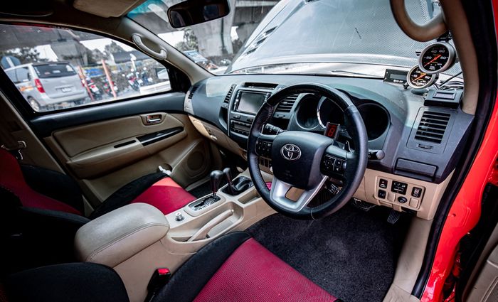 Tampilan kabin modifikasi Toyota Fortuner lama gaya racing