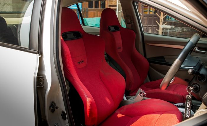 Sepasang jok Recaro SPJJ di kabin modifikasi Honda City