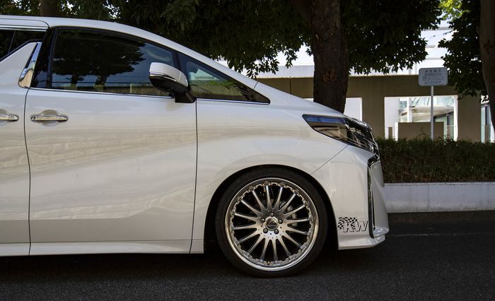 Toyota Alphard pakai pelek 21 inci dan KW Suspension