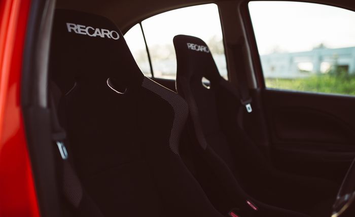 Sepasang jok Recaro SPG2 terpasang di kabin depan Nissan March