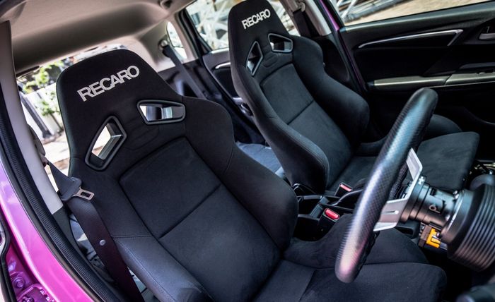 Setir Nardi dan jok Recaro SR7 terpasang di kabin Honda Jazz GK5