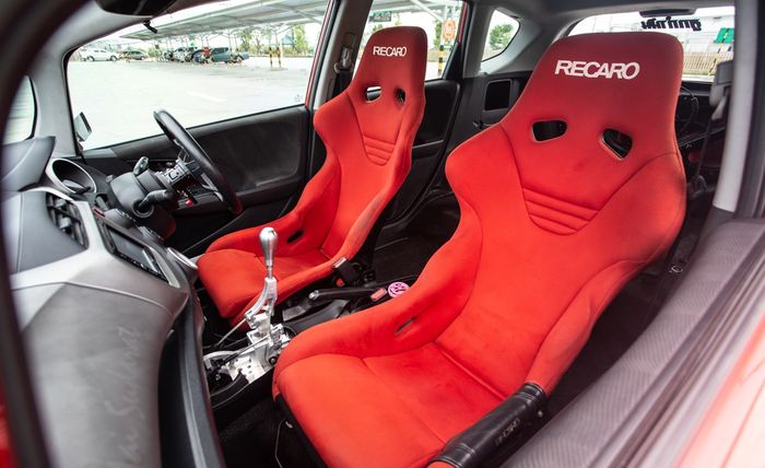 Sepasang jok bucket Recaro terpasang di kabin modifikasi Honda Jazz GE8