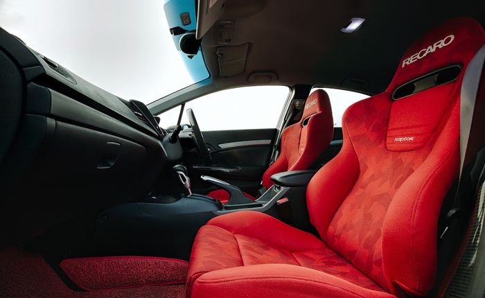 Tampilan kabin sporty dari modifikasi Honda Civic Si ungu 