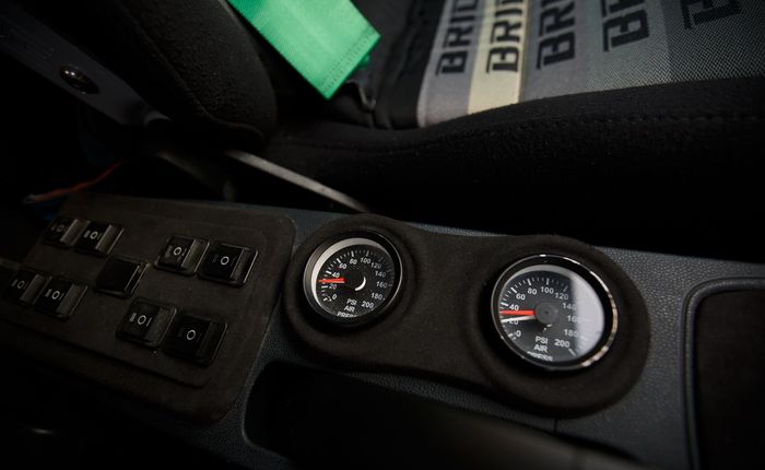 Indikator tambahan yang terpasang di konsol tengah Ford Fiesta
