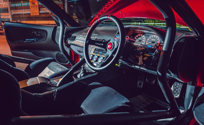 Komponen sisa balap drift masih tersaji di kabin Nissan 180SX