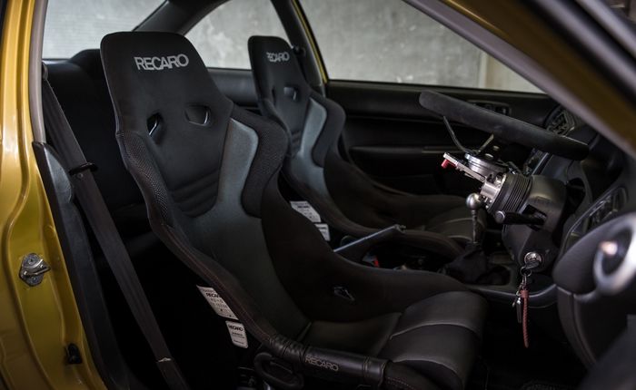 Sepasang jok bucket Recaro TS-G ASM di kabin modifikasi Honda Civic Ferio