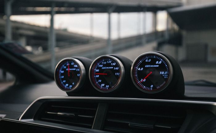Tiga buah gauge lansiran Mugen di kabin Honda Jazz