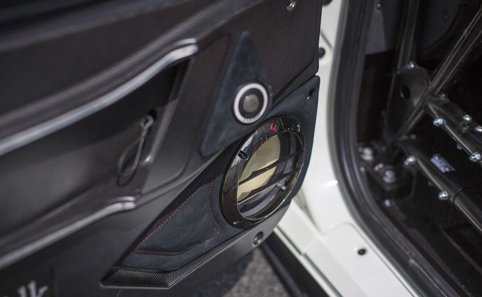 Tampilan speaker di Ferrari 458 garapan Liberty Walk