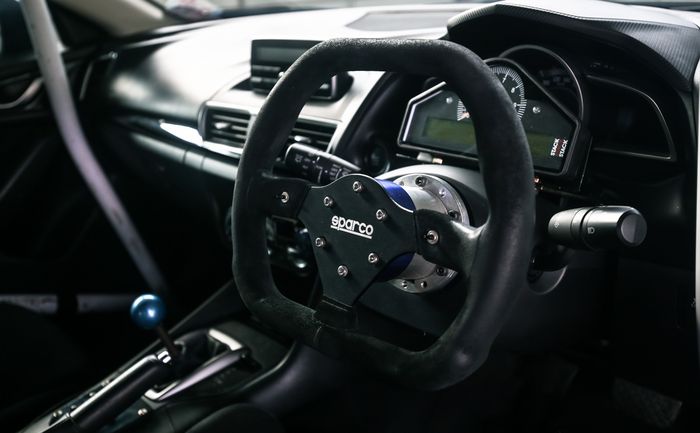Setir Sparco terpasang di kabin Mazda3