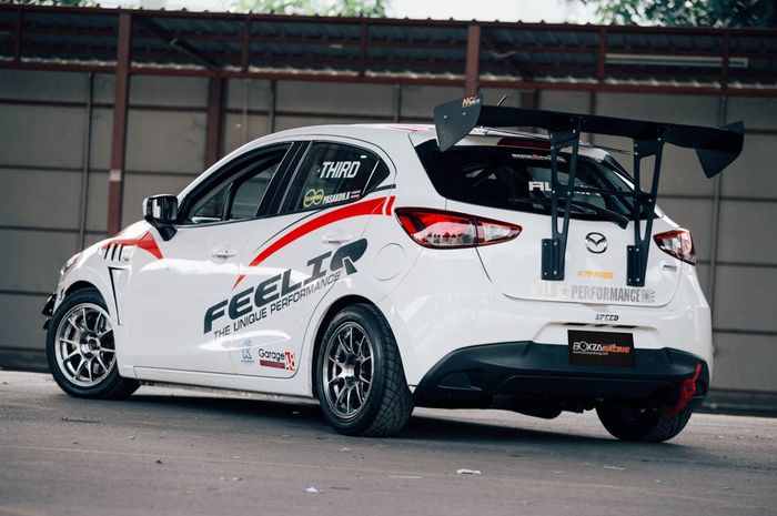 Modifikasi Mazda2 ini masih berlanjut ke dalam kabin dan jantung pacu 